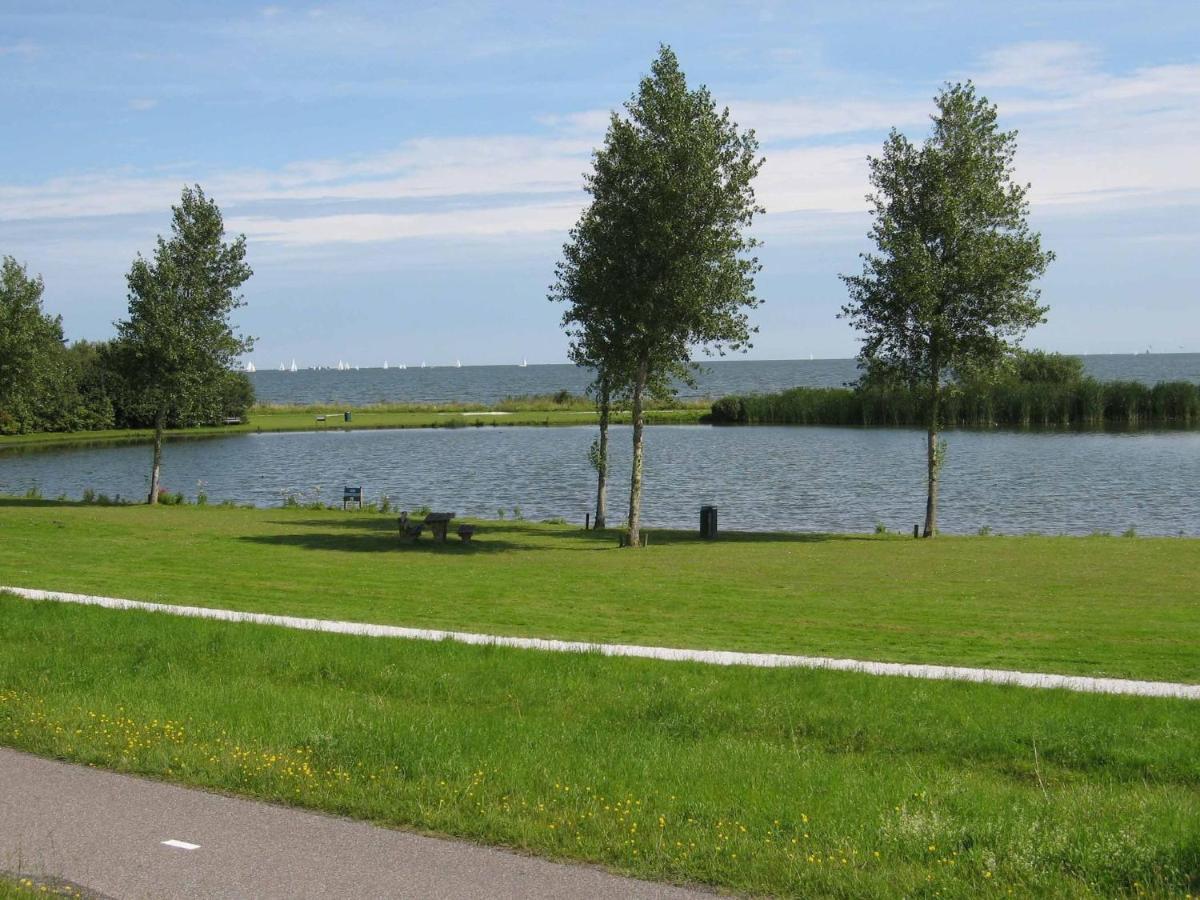 Detached Bungalow With Dishwasher At The Water Medemblik Εξωτερικό φωτογραφία